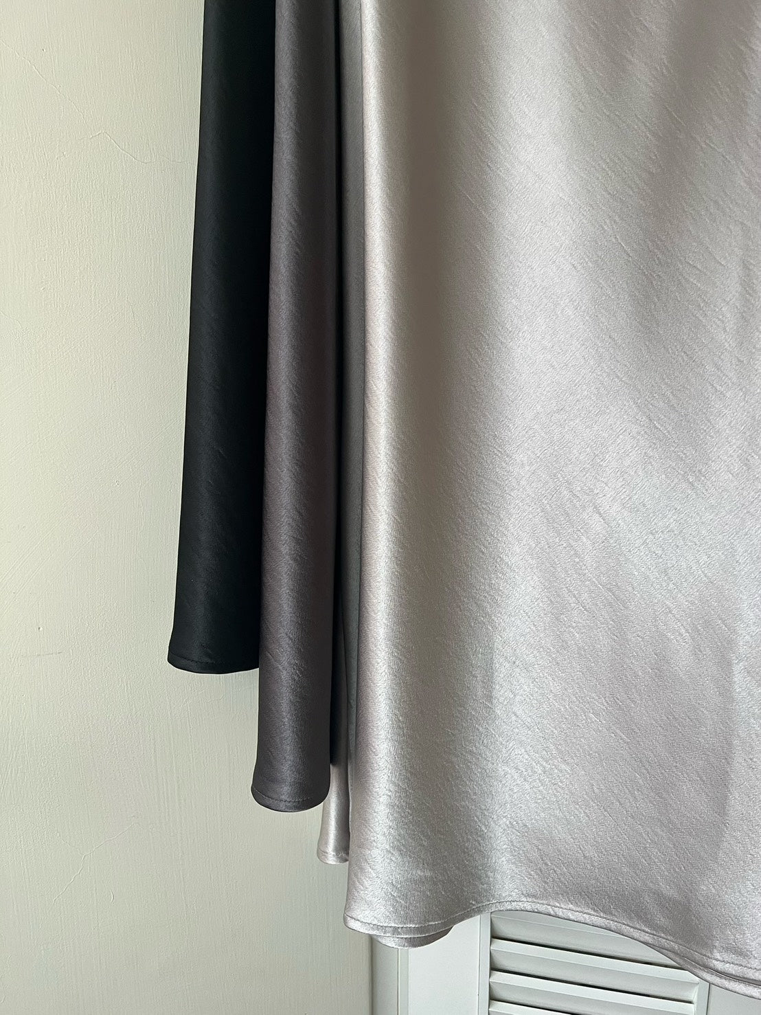 KL1045 珠光緞面長裙