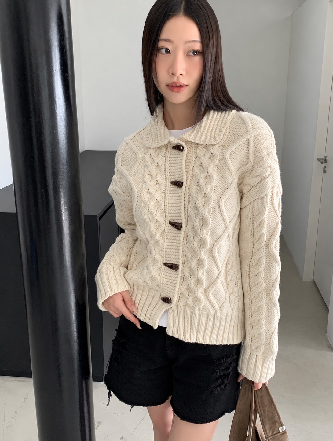 SW1009 牛角扣立體紋針織外套